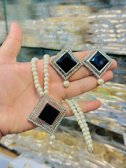 Elegant pearl Locket Set