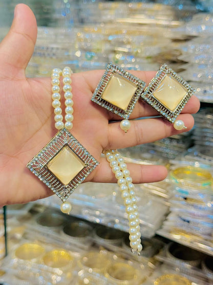 Elegant pearl Locket Set